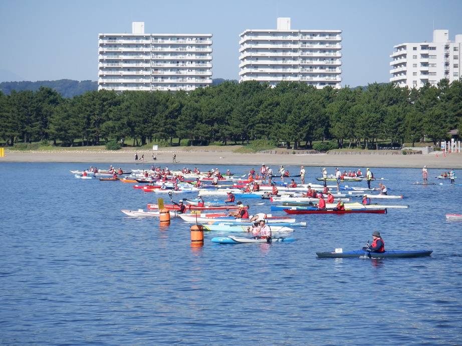 秋晴れの青い空と海の下で「第５回金沢八景シーカヤックレース・カヌーオーシャンレース」|｜ブログ|海の公園公式サイト｜公益財団法人 横浜市緑の協会